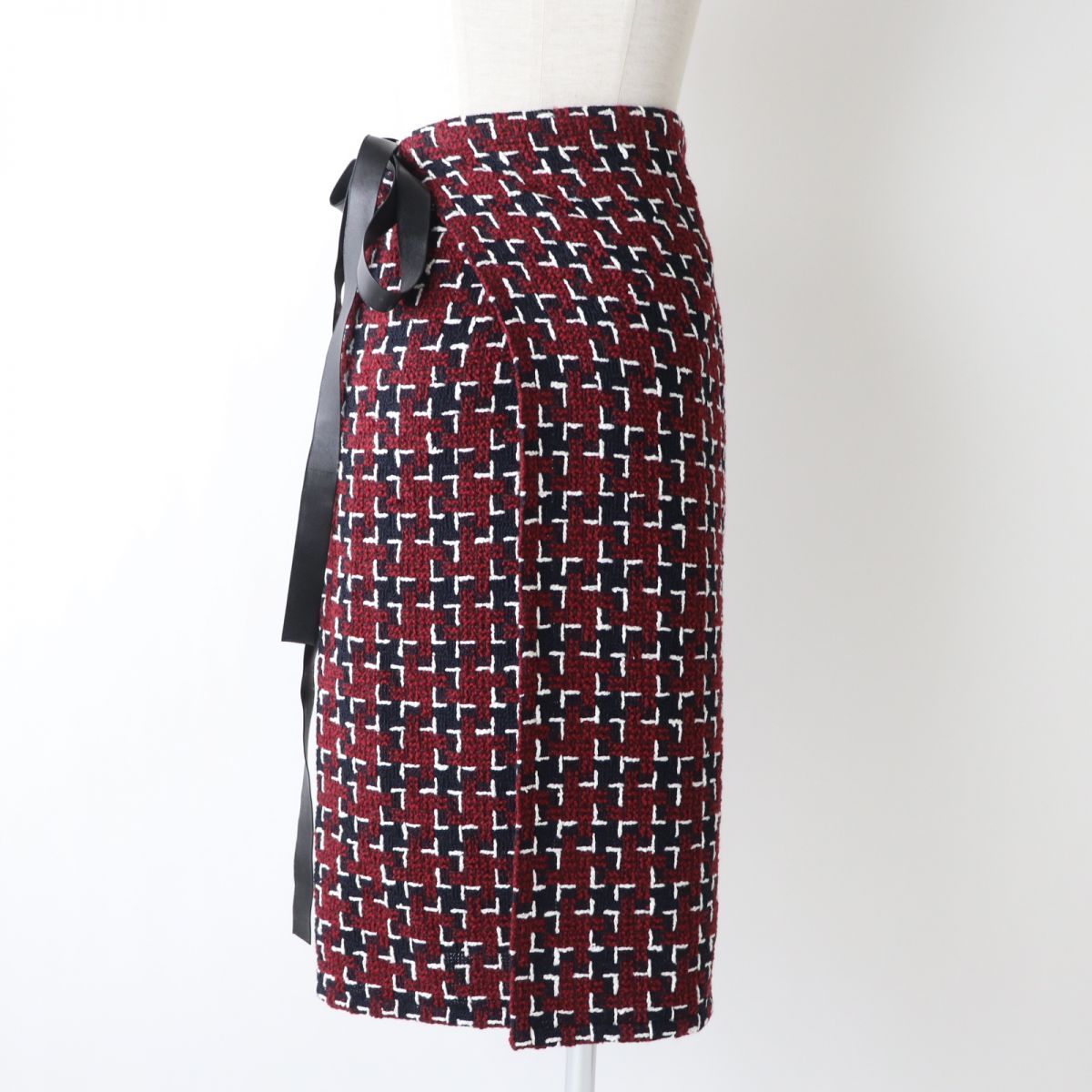 極美品◎正規品 フランス製 CHANEL シャネル P52680 ココマーク・レザーリボン付き ツイード ラップスカート／巻きスカート 赤×黒×白 38　m11-st30323-452
