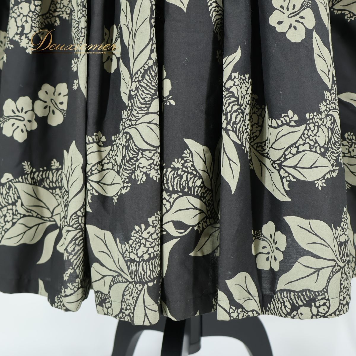 【フラダンス衣装】ブラック パウスカート ハイビスカス柄 黒 シャーリング ゴム 送料無料』フラダンス衣装ブラック パウスカート ハイビスカス柄