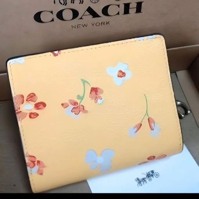 年始セール中✳️ 匿名配送 新品 COACH コーチ 折り財布 イエロー色 