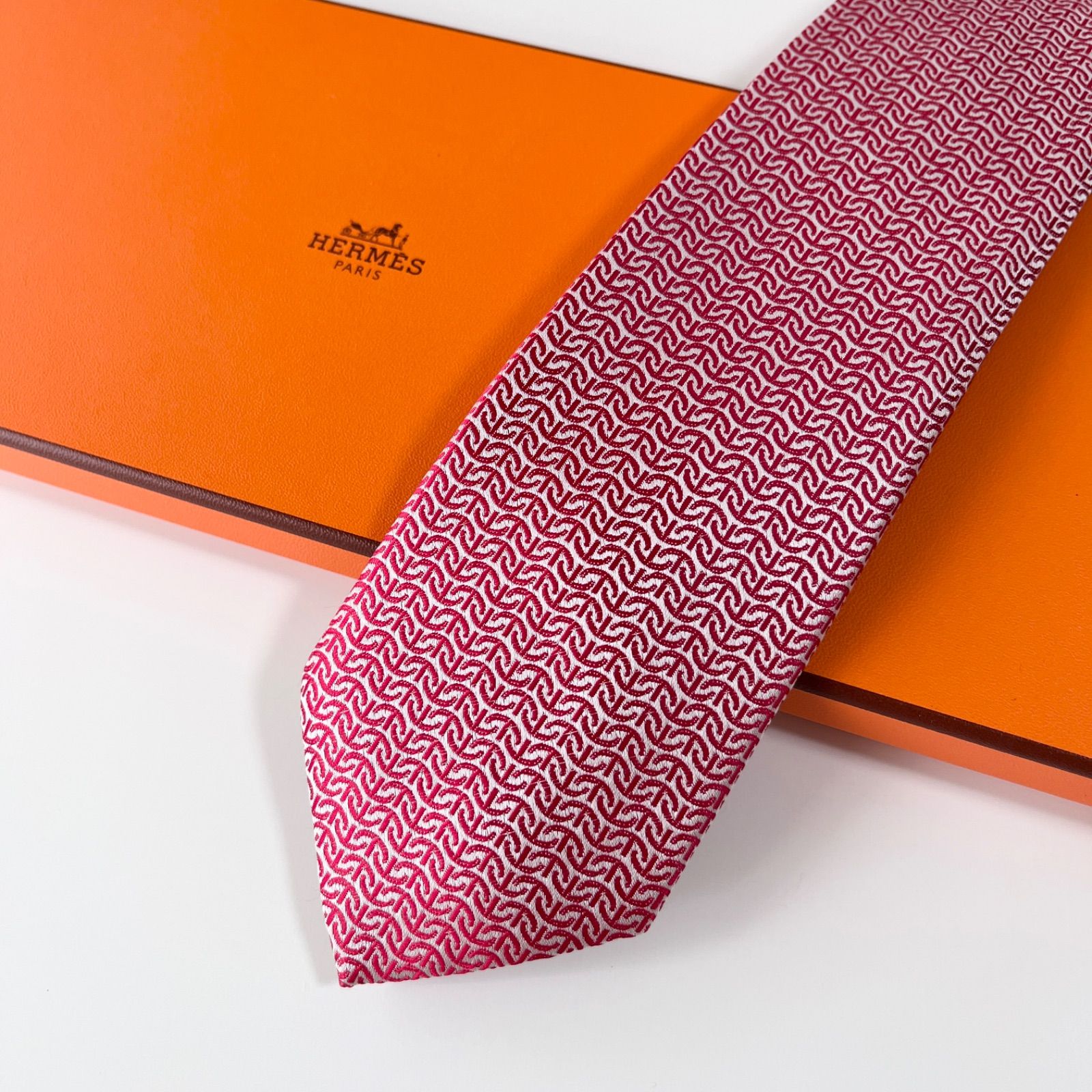 美品 HERMES エルメス ネクタイ シルク100% レッド系 総柄 254