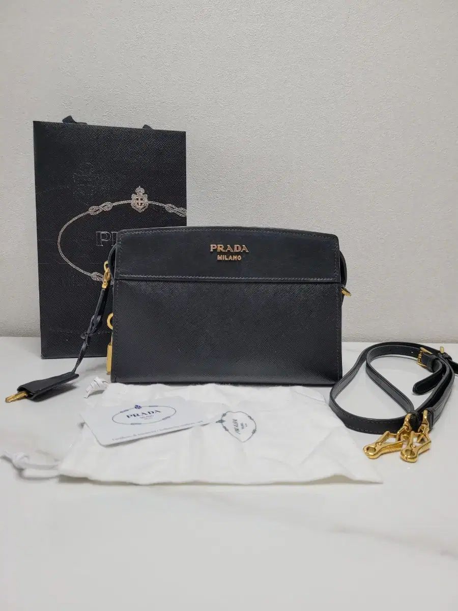 価格 PRADA プラダ ブラック サフィアーノ シティ クロスバック