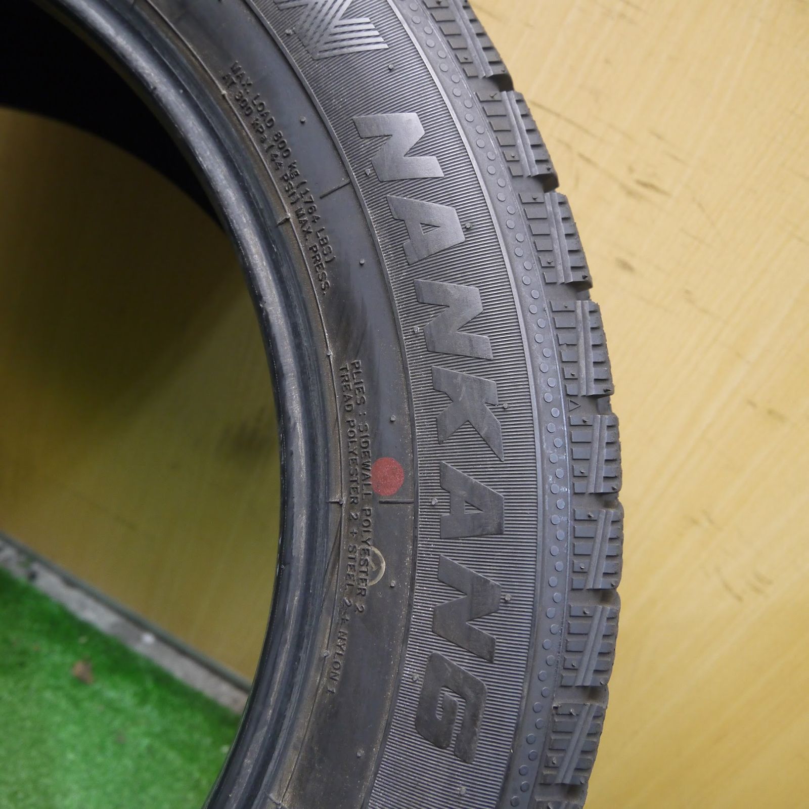 送料無料]バリ溝！9.5分☆スタッドレス 235/55R18 ナンカン RUNSAFA SN 