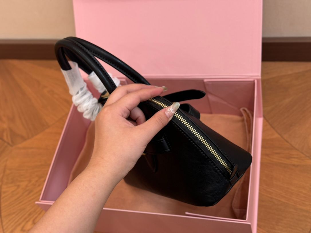 miumiuシェルバッグ ハンドバッグ