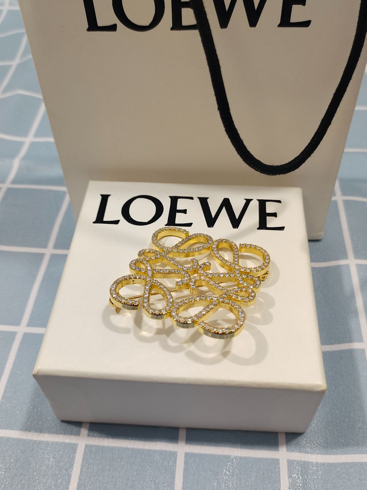 ☆人気☆LOEWE(ロエベ)　ブローチ　オシャレ　💕✨即購入OK！箱付き✨