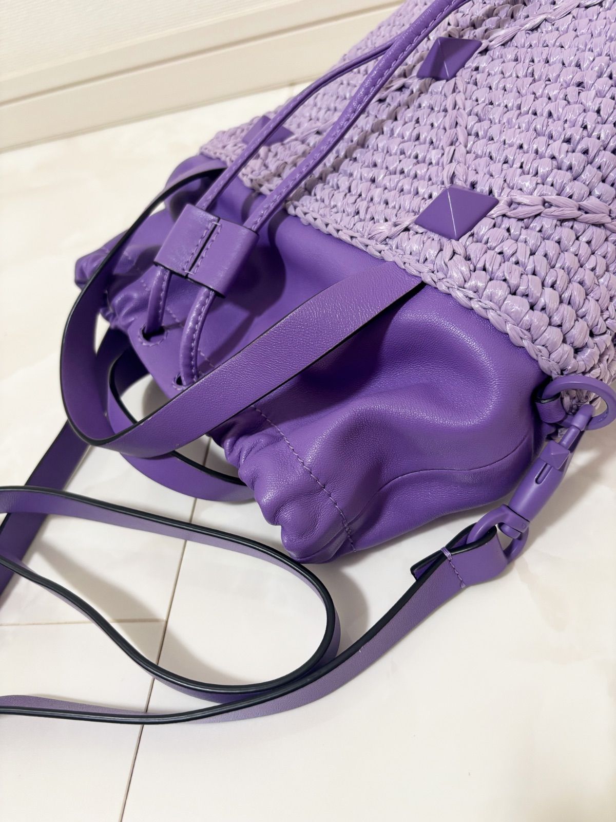VALENTINO ヴァレンティノ かごバッグ ラフィア パープル スタッズ VALENTINO ヴァレンティノ かごバッグ ラフィア パープル スタッズ