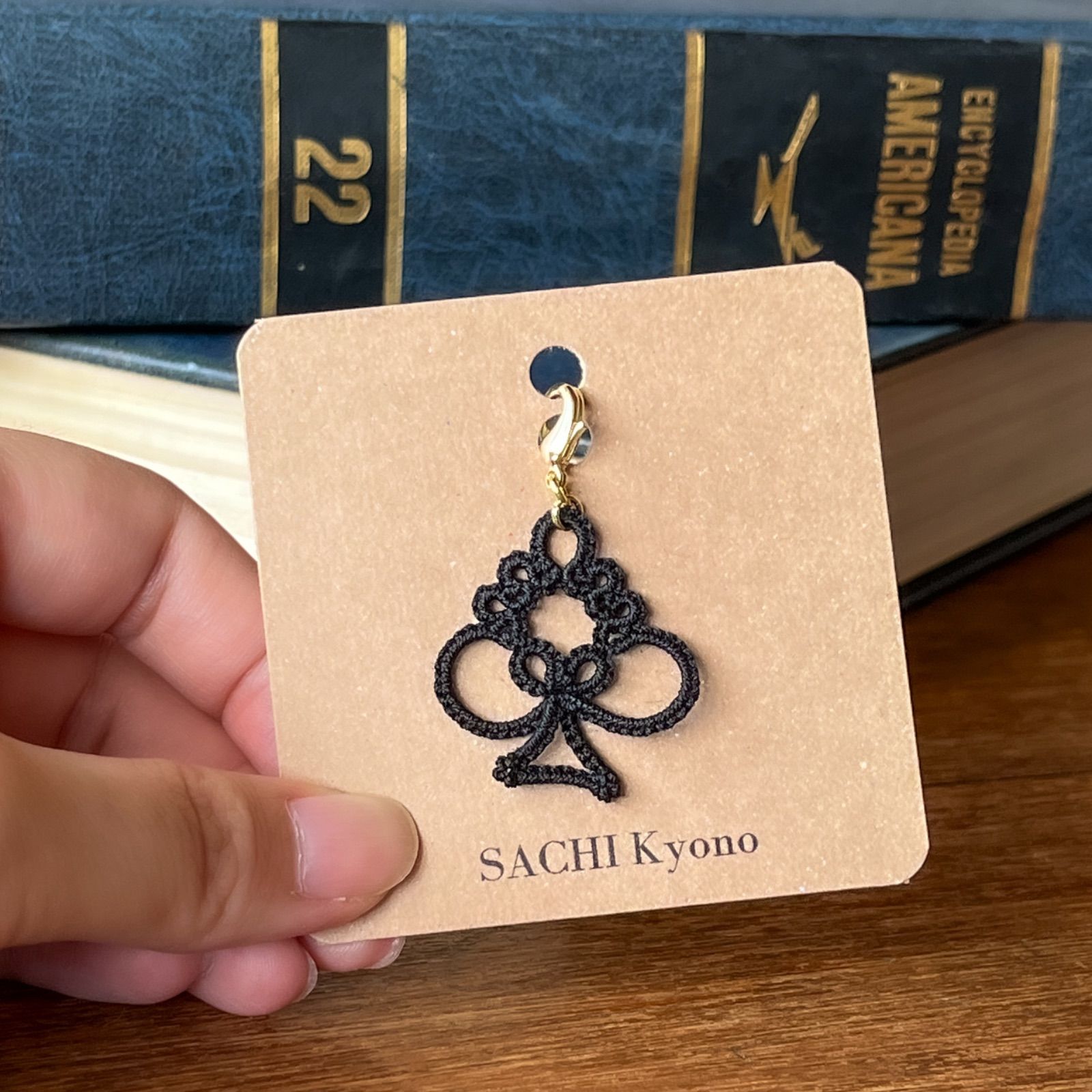 トランプモチーフの手帳チャーム ブラック ダイヤ ハート クラブ スペード - メルカリ