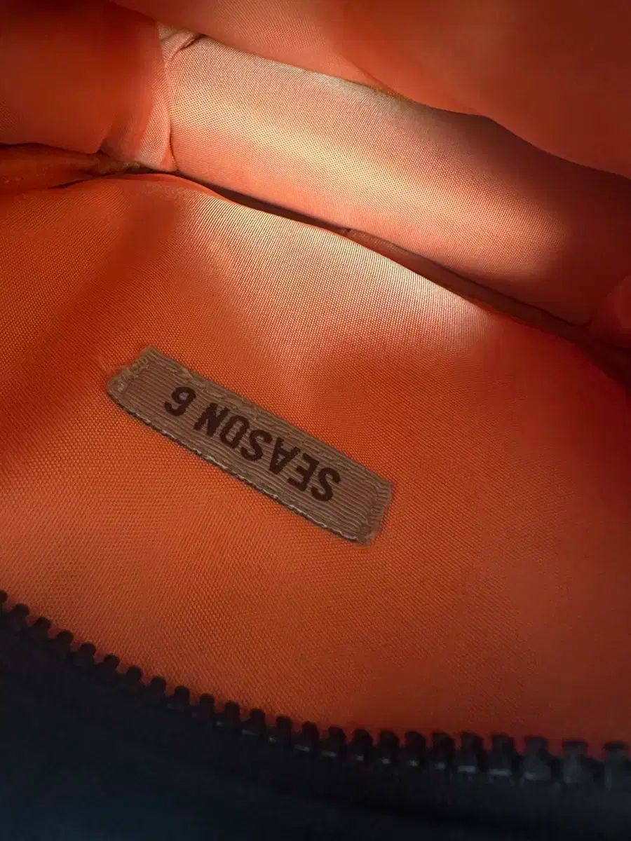 イージー シーズン 6 クロス ボディ バッグ