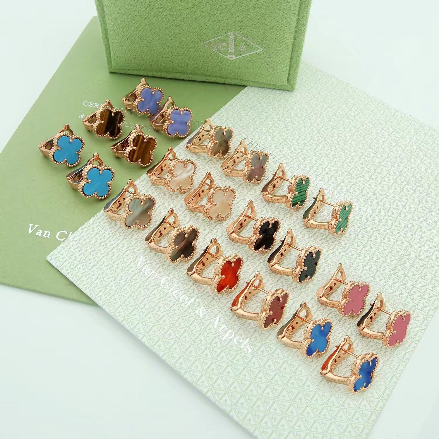 Van Cleef - Arpels VCA ヴァン クリーフ - アーペル シングルクローバーイヤークリップ - 天然白貝 赤メノウ 黒メノウ ターコイズ ローズゴールド｜ ｜ -WTO輸入1