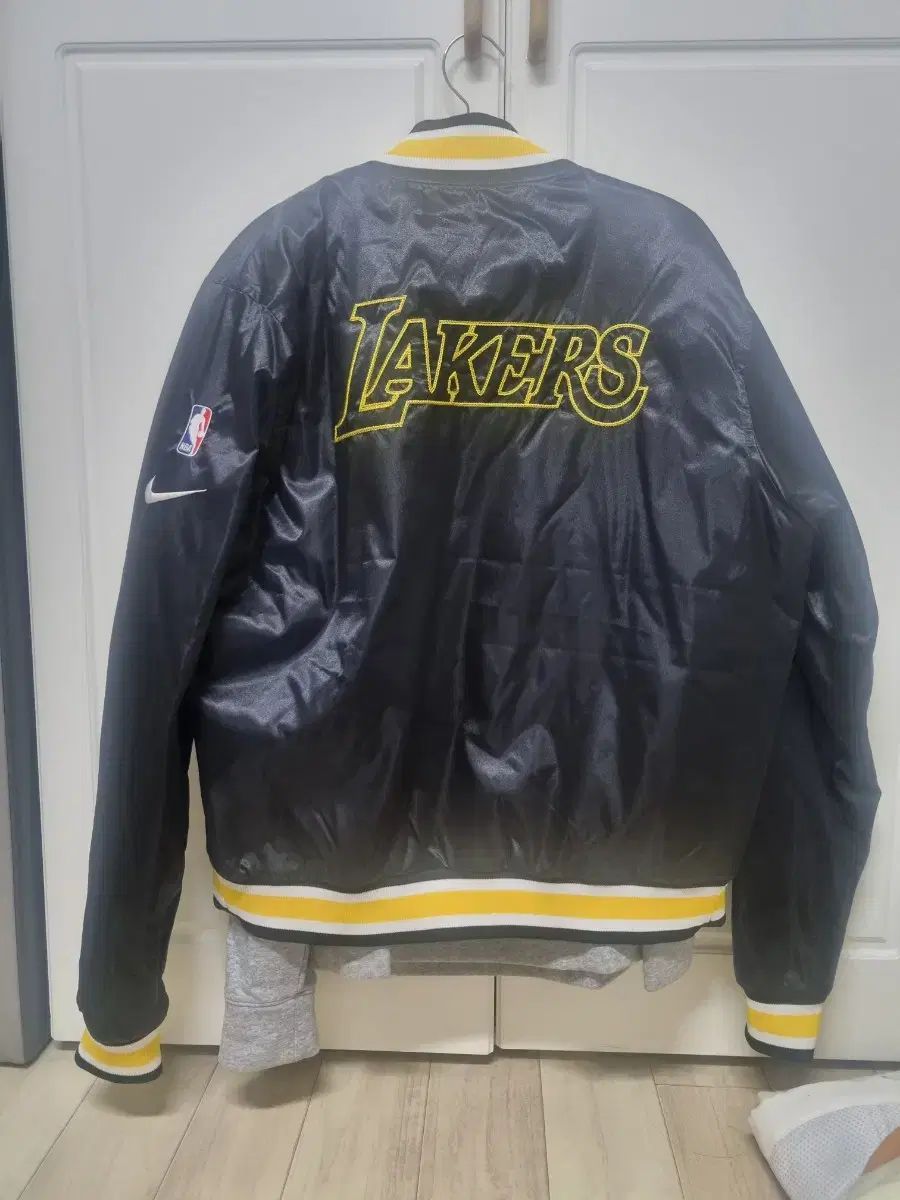 ナイキ NBA レイカーズ リバーシブル スタジャン ジャケット