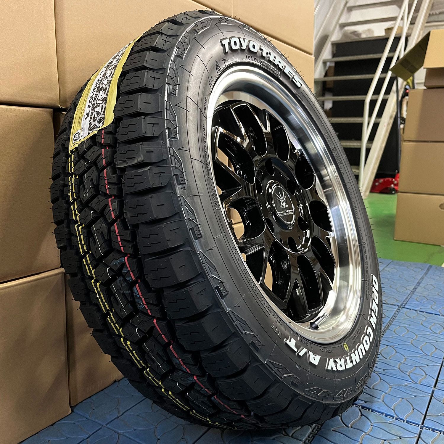 200系ハイエース レジアスエース 車検対応 タイヤホイールセット 17インチ トーヨー オープンカントリー AT 215/60R17 107/109 ホワイトレター  4本セット BD00 - メルカリ