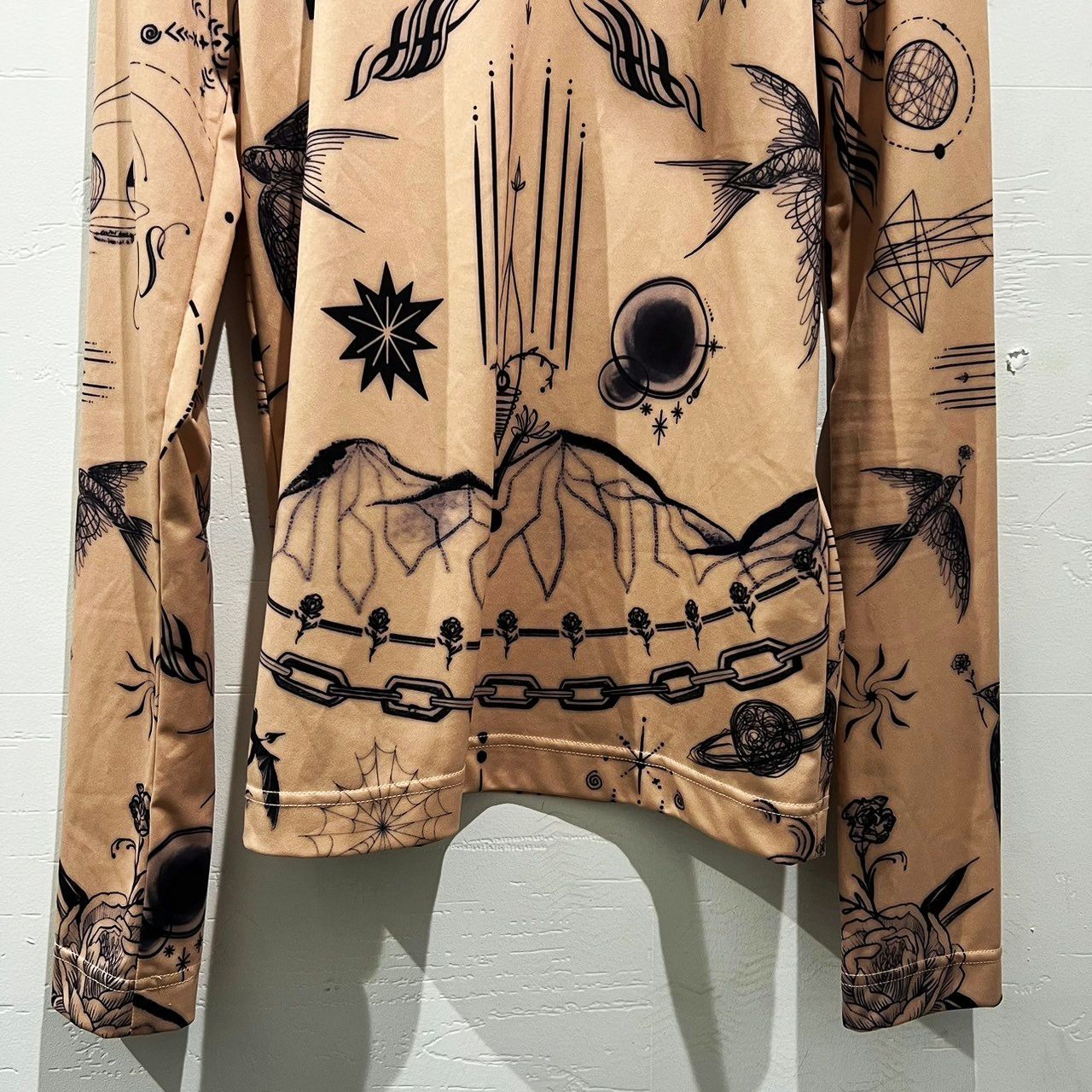 sacai × Jean Paul Gaultier サカイ × ジャンポールゴルチエ 21AW Print Long Sleeve T-Shirt  タトゥープリントTシャツ セカンドスキン ベージュ size3 21-0248S【中目黒R10】 - メルカリ