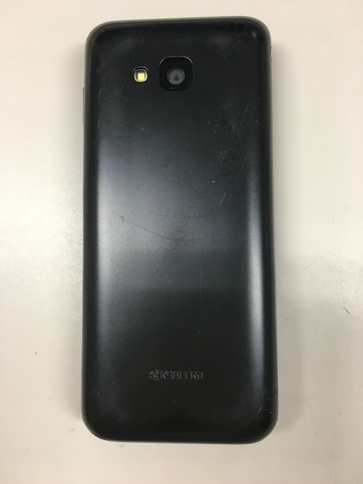 液晶美品 GRATINA KYF39 墨 ブラック au SIMロック解除済み 白ロム 4G LTEケータイ Bluetooth 携帯電話 ガラホ本体 送料無料 Y16MR