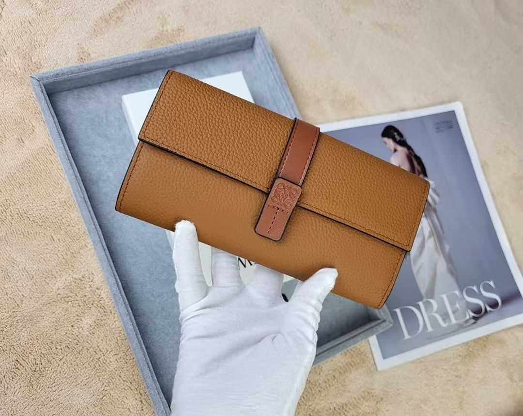 LOEWE長財布 ロエベ】の財布。持つだけで品を添えてくれる、グレイッシュ