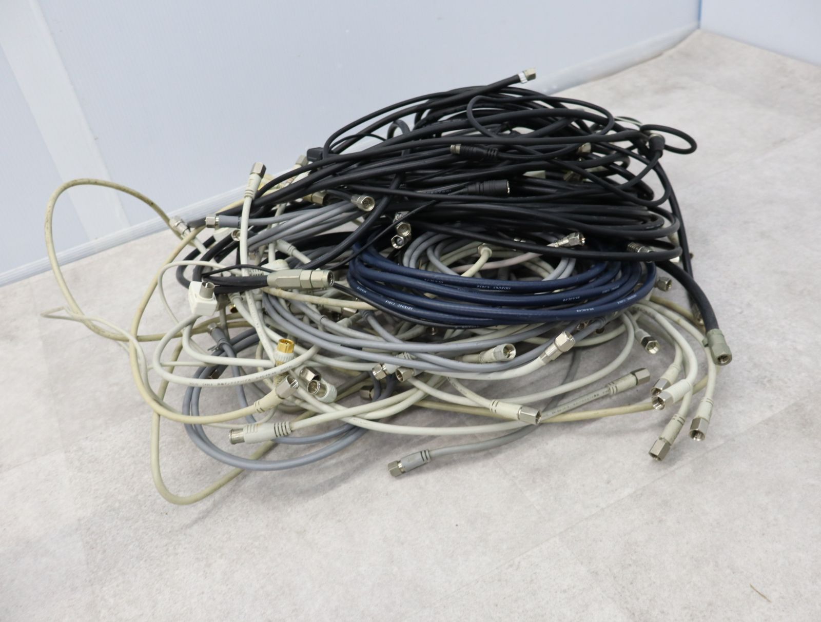 ケーブル 大量まとめ ｜50本まとめ テレビ アンテナケーブル｜ 地デジ BS CS ｜映像 テレビ線 配線 O 8563