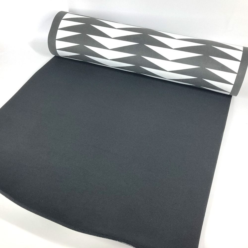 PRADA ヨガマット These Prada Yoga Mats Are the Must-Have Fitness Accessory of the