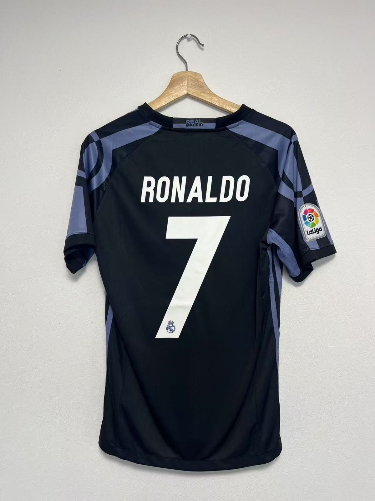 新品 16-17 レアル・マドリード RONALDO 7 半袖シャツ 新品 16-17 レアル・マドリード RONALDO 7 半袖シャツ - メルカリ