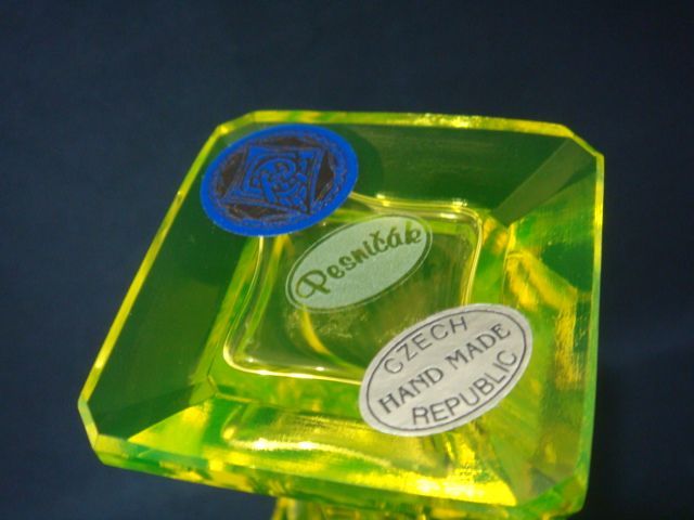 ウランガラスの香水瓶 by チェコ Pesnicak - メルカリ