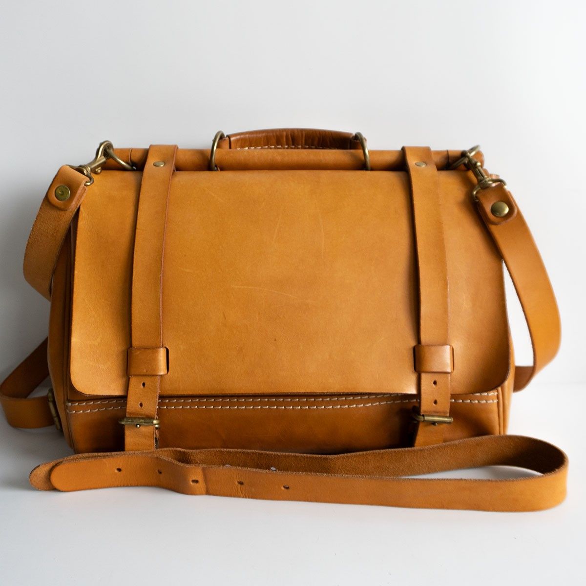 【美品】HERZ 縦型 3WAY リュック バックパック レザー バッグ 本革 スクエアフォルムの本革リュックトート「革鞄のHERZ(ヘルツ)公式