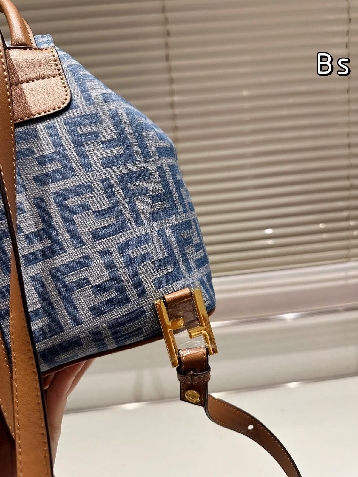 FENDI ファウラード 100% シルク　未使用　箱付き　ビンテージ FENDI フェンディ ヴィンテージ ミニショルダーバッグ レザー