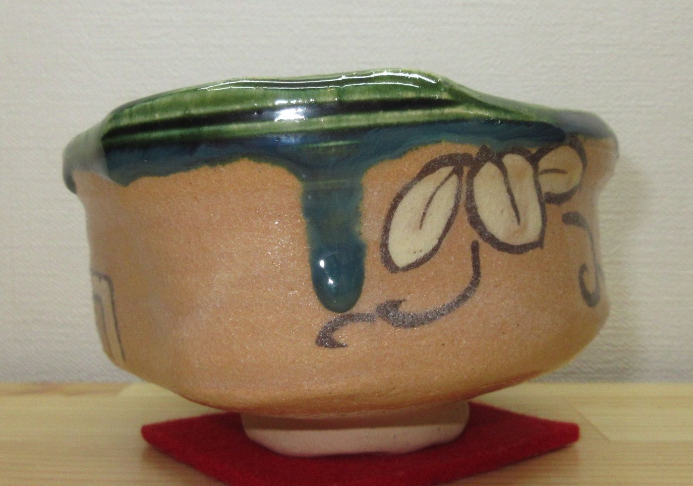 送料込【逢絢亭】茶道具 茶碗 美濃焼 赤織部 表千家流書付 加藤芳右衛門 共箱 送料込【逢絢亭】茶道具 茶碗 美濃焼 赤織部 表千家流書付 加藤