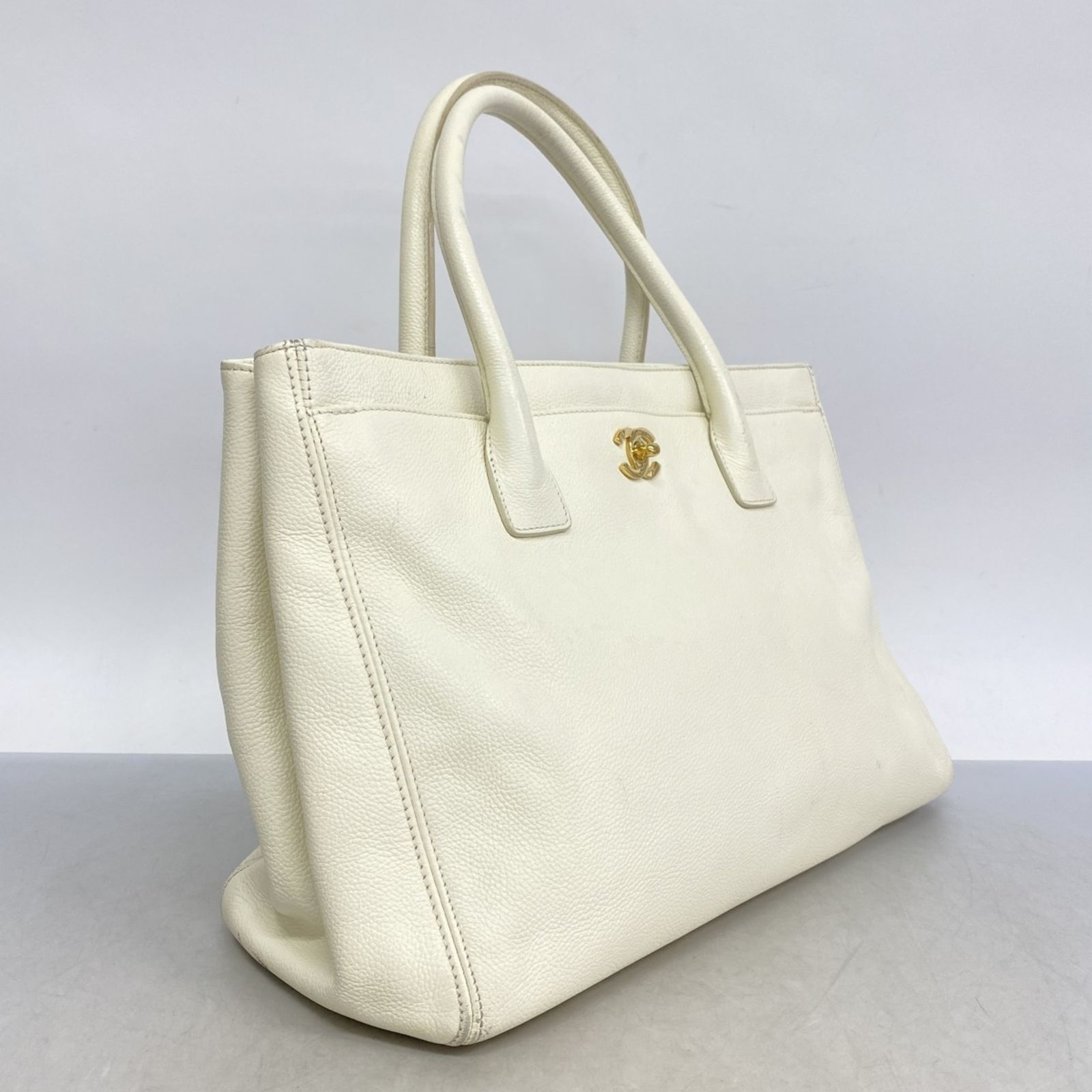 シャネル レザー エグゼクティブ トートバッグ ハンドバッグ　ホワイト シャネル(Chanel) シャネル トートバッグ エグゼクティブトート