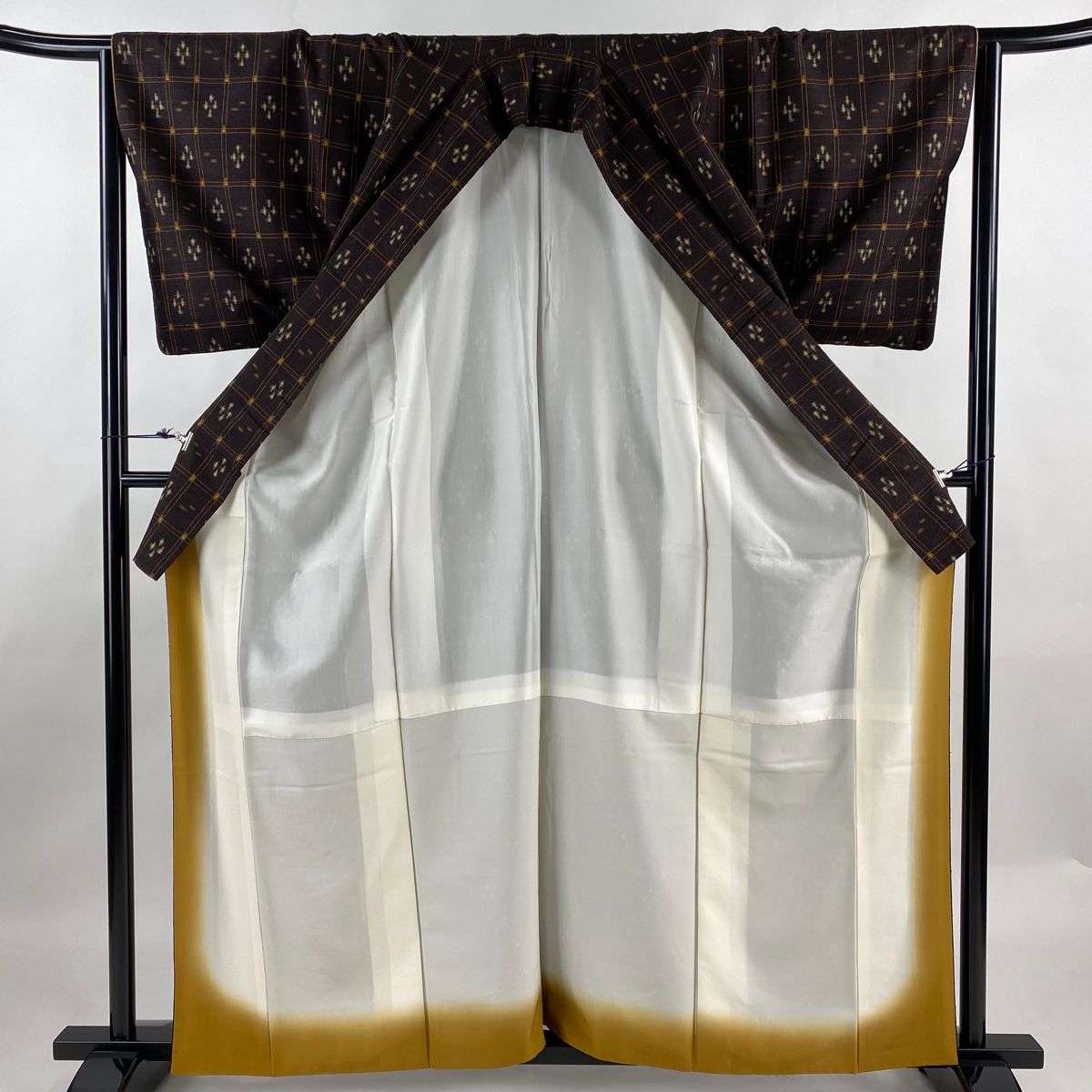 バイセル 着物 美品 名品 大島紬 焦茶色 幾何学 草花 正絹 袷（10月～5月） 165cm Mサイズ ☆☆☆☆ バイセル 着物 名品 大島紬 焦茶色 幾何学模様 片ス式 正絹 袷（10月～