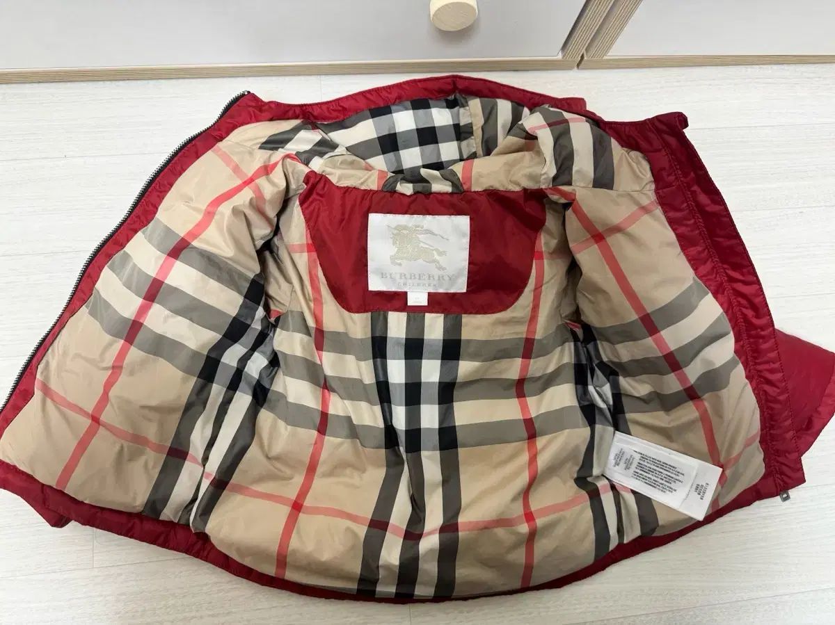 バーバリーキッズダウンコート赤 92cm 2Y BURBERRY（キッズ服男の子用