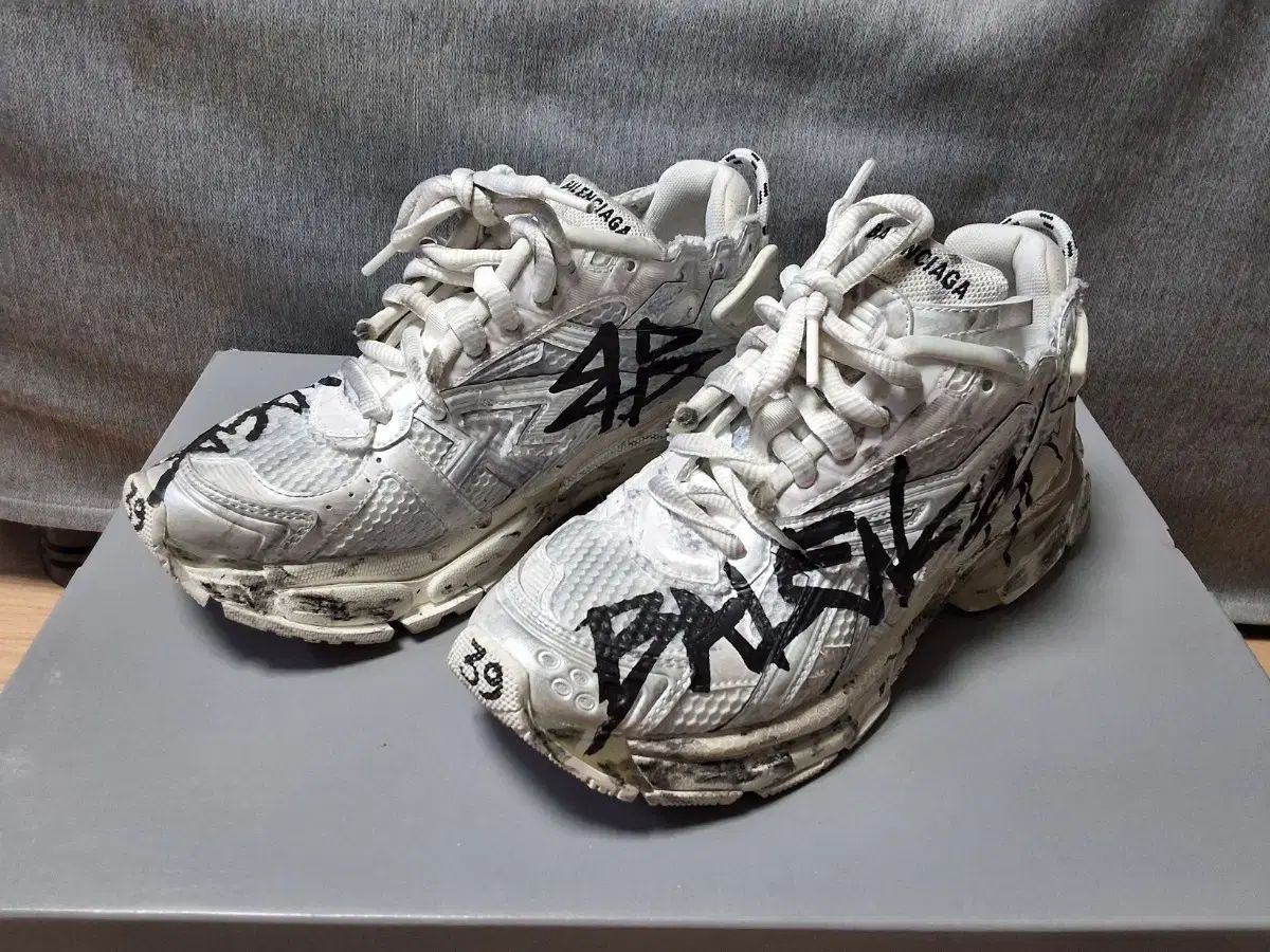 BALENCIAGA バレンシアガ ニューランナー グラフィティ 39