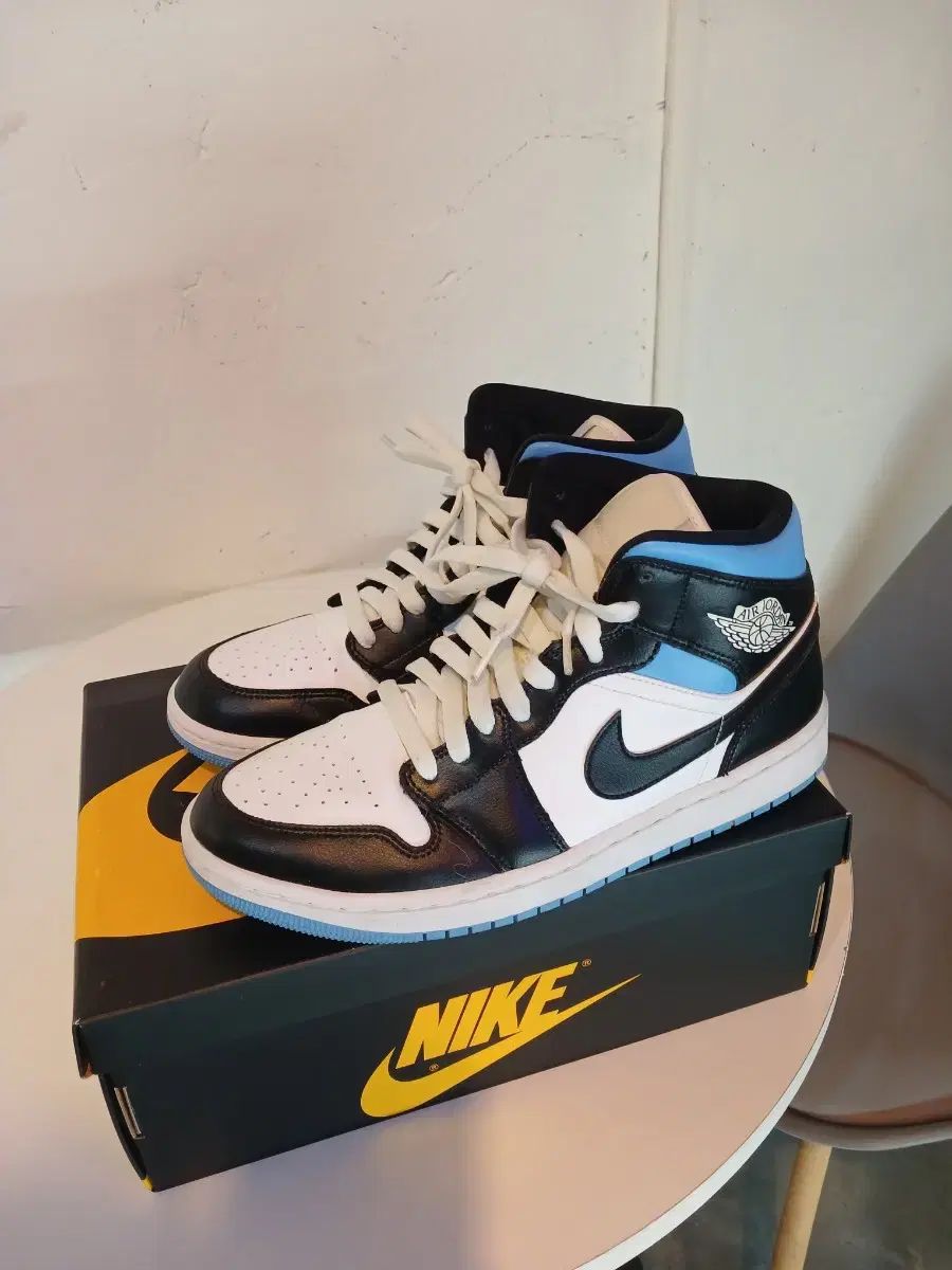 A級 ジョーダンミッド ユニバーシティ ブルー 275