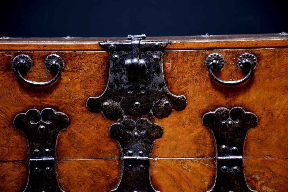 蔵A5489 李朝家具 前板栃材 松造り バンダジ 鍵付 鉄金具 李朝箪笥