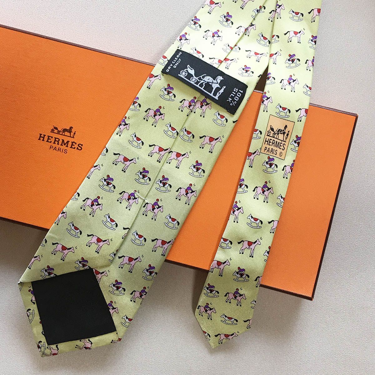 美品✨HERMES ネクタイ　エルメス　ライトグリーン　亀　アニマル　可愛い 美品 エルメス HERMES ネクタイ シルク100% フランス製 ライト