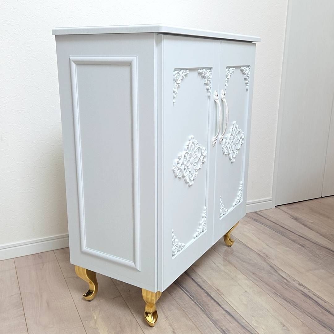 ロココ調ホワイトキャビネット 姫系インテリアにぴったりの収納棚 ゴールド脚付き家具 MARWIL-DEMENAGEMENTS_CH
