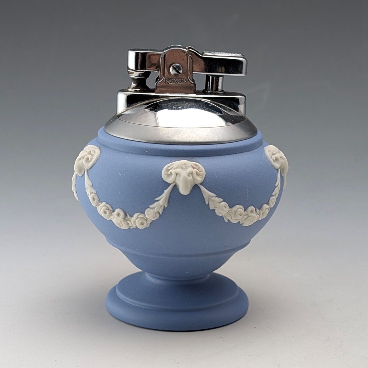 英国ヴィンテージ ウェッジウッド ジャスパーウェア製 RONSONオイルライター 壺型 英国ヴィンテージ ウェッジウッド ジャスパーウェア製 RONSON