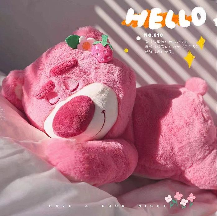 イチゴのクマのぬいぐるみピンクのクマの人形とクマのぼろきれ