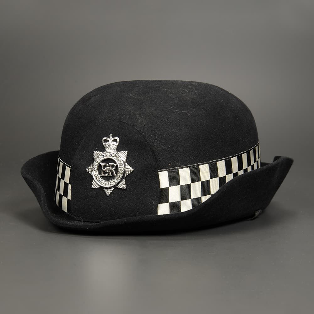 ロンドン警視庁制帽 58cm (実物バッジ+レプリカ制帽) ロンドン警視庁制帽 58cm (実物バッジ+レプリカ制帽) - メルカリ