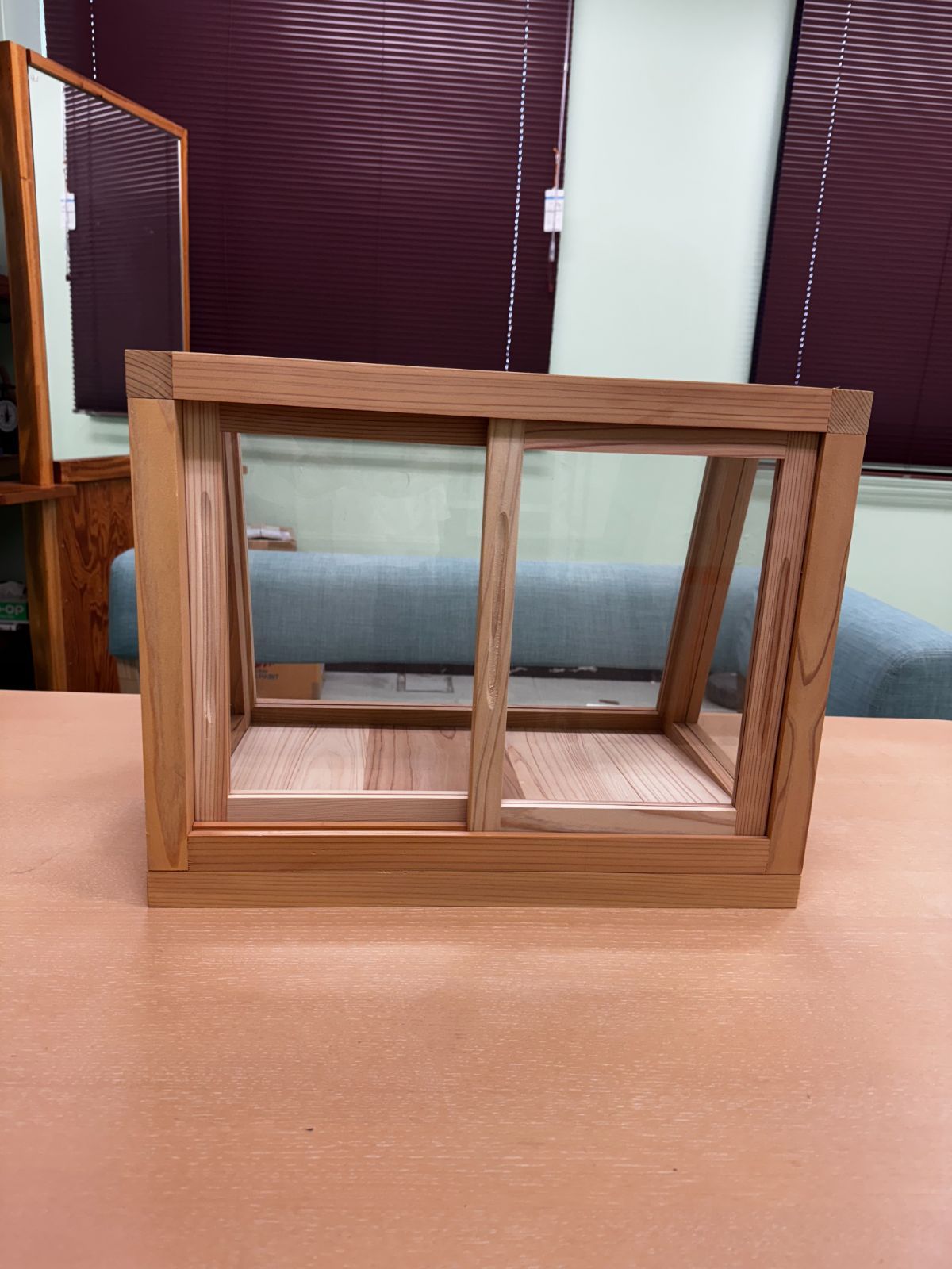 木の温もりで魅せる シンプル＆上質なショーケース MARWIL-DEMENAGEMENTS_CH