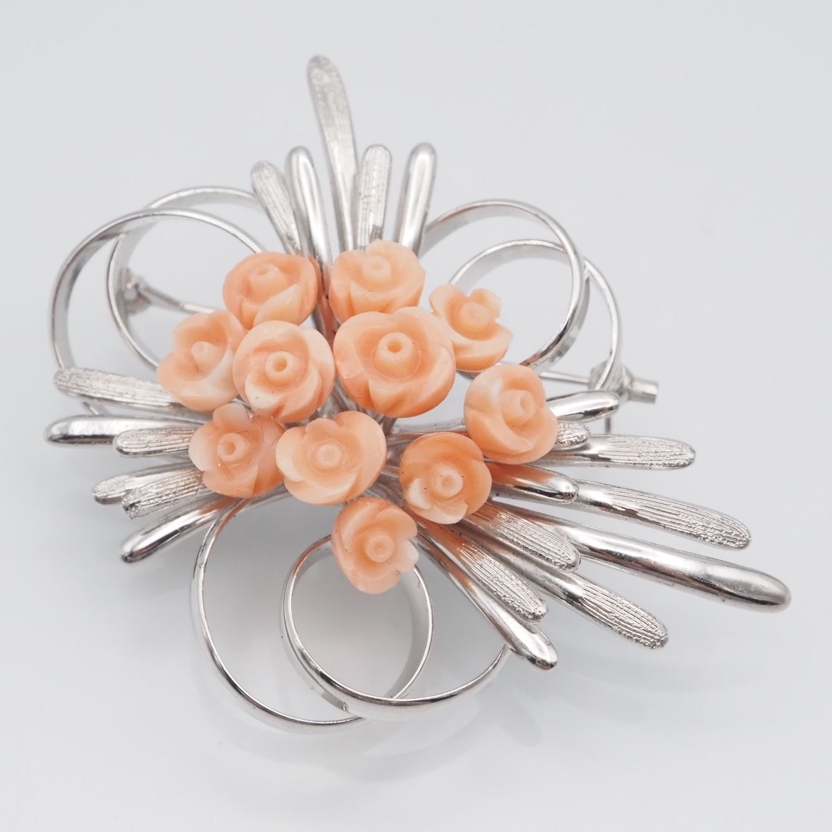 送料無料・代引可。 H045 珊瑚 サンゴ SILVER刻印 ブローチ 花彫刻 デザイン シルバー 3月誕生石