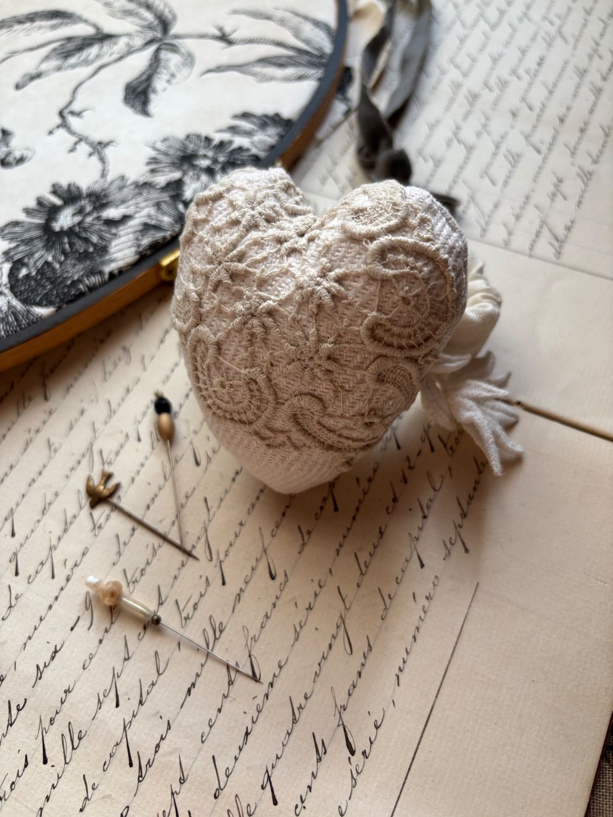 フランスアンティーク生地・レースで作ったピンクッション＊ - メルカリ