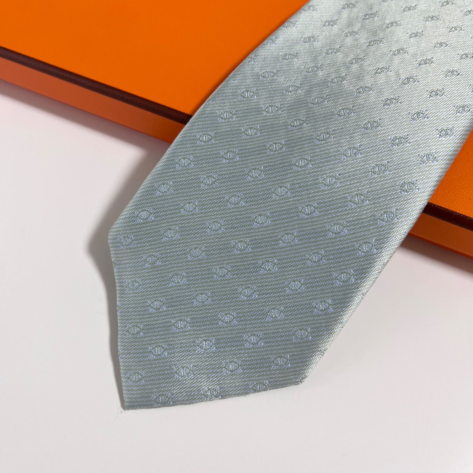 美品 HERMES エルメス ネクタイ シルク100% ミントグリーン 総柄 美品 HERMES エルメス ネクタイ シルク100% ミントグリーン 総柄