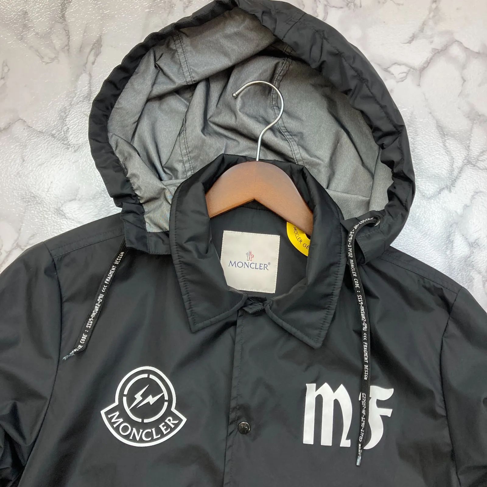 ✨希少✨ MONCLER モンクレール × FRAGMENT フラグメント Genius DOWNBEAT GIUBBOTTO バックロゴ ナイロン  ベンチコート ジャケット コラボ メンズ 1 PAWNSHOPRiZ パウンショップリズ - メルカリ