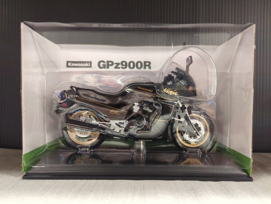 アオシマ 1/12完成品バイクシリーズ KAWASAKI GPz900R(黒/金