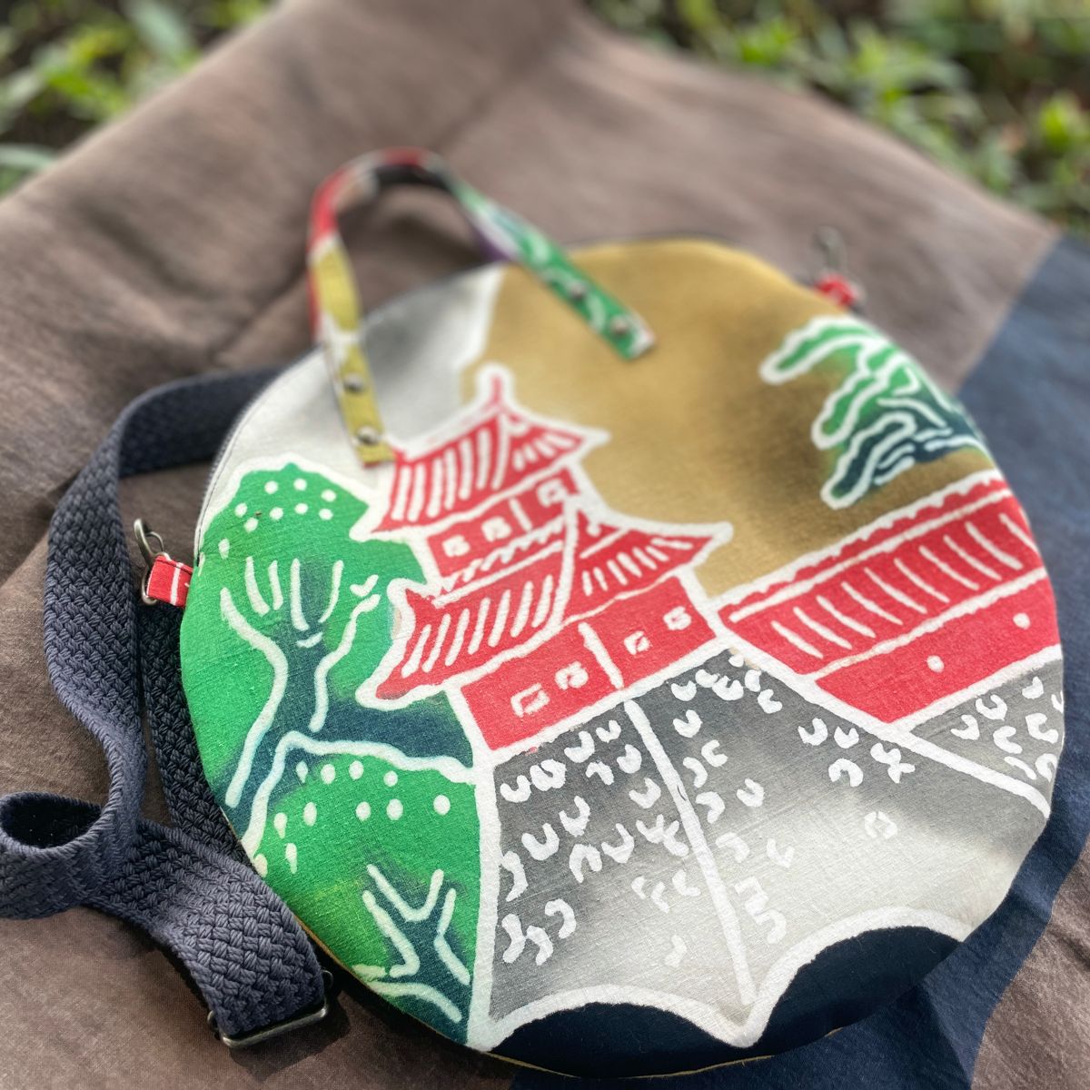 古布 のぼり旗リメイク バッグ 赤いお城 幟旗 丸バック-買い物