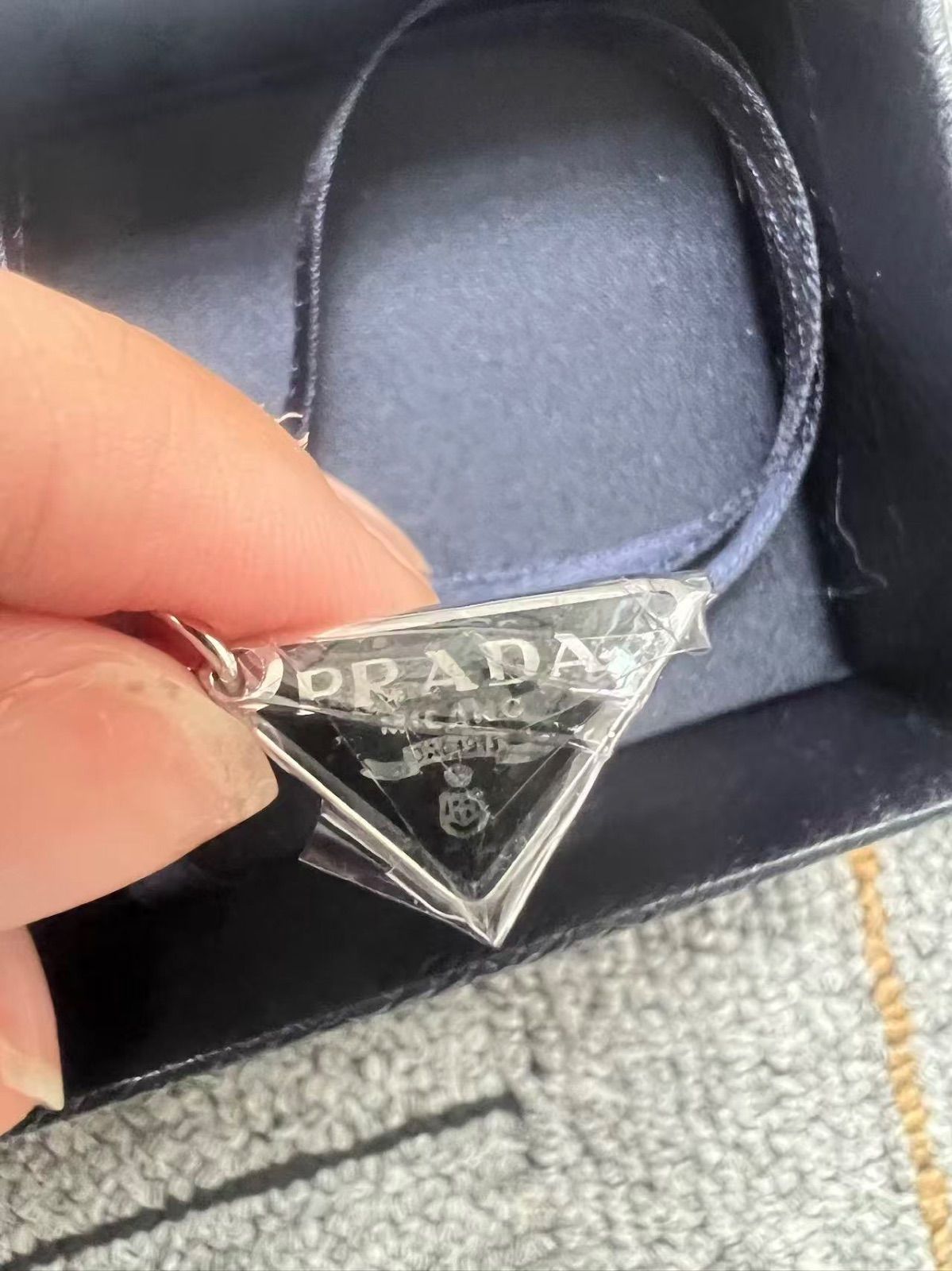 月末まで限定お値下げ美品⭐︎PRADA ブレスレット プラダPRADAブレスレット新品未使用 三角ロゴ プレゼント - メルカリ