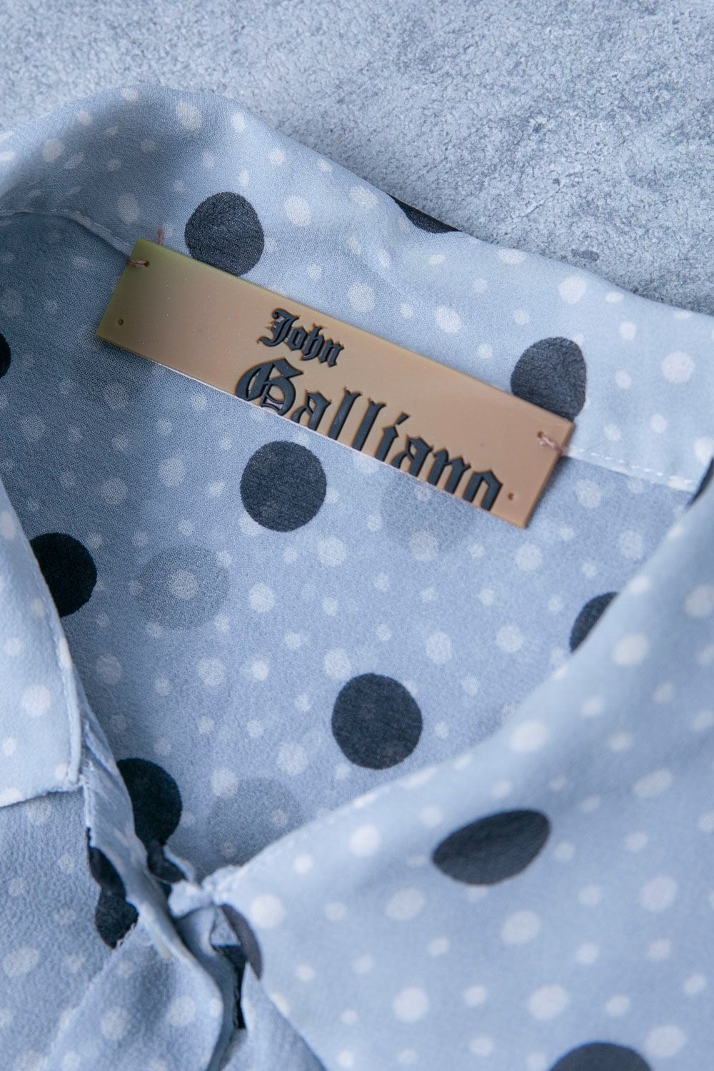 ジョン・ガリアーノブラウス John Galliano ジョンガリアーノ ドットシルクブラウス - メルカリ