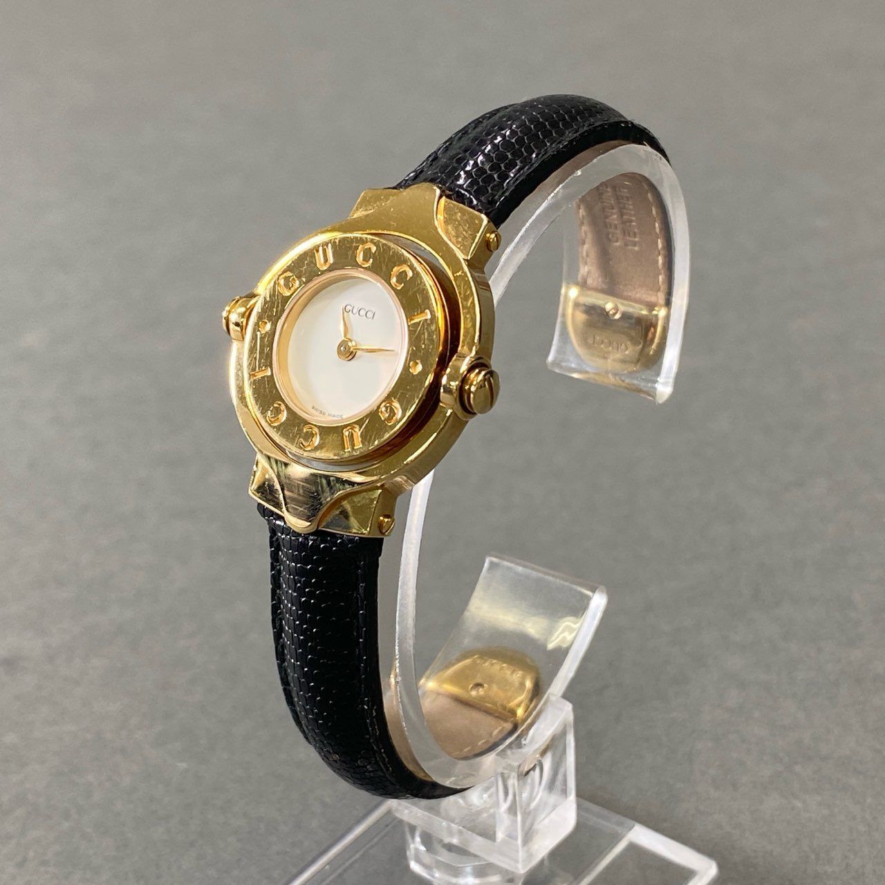 Gucci グッチ ターンフェイス リバーシブルバングル ウォッチ￼ 【公式