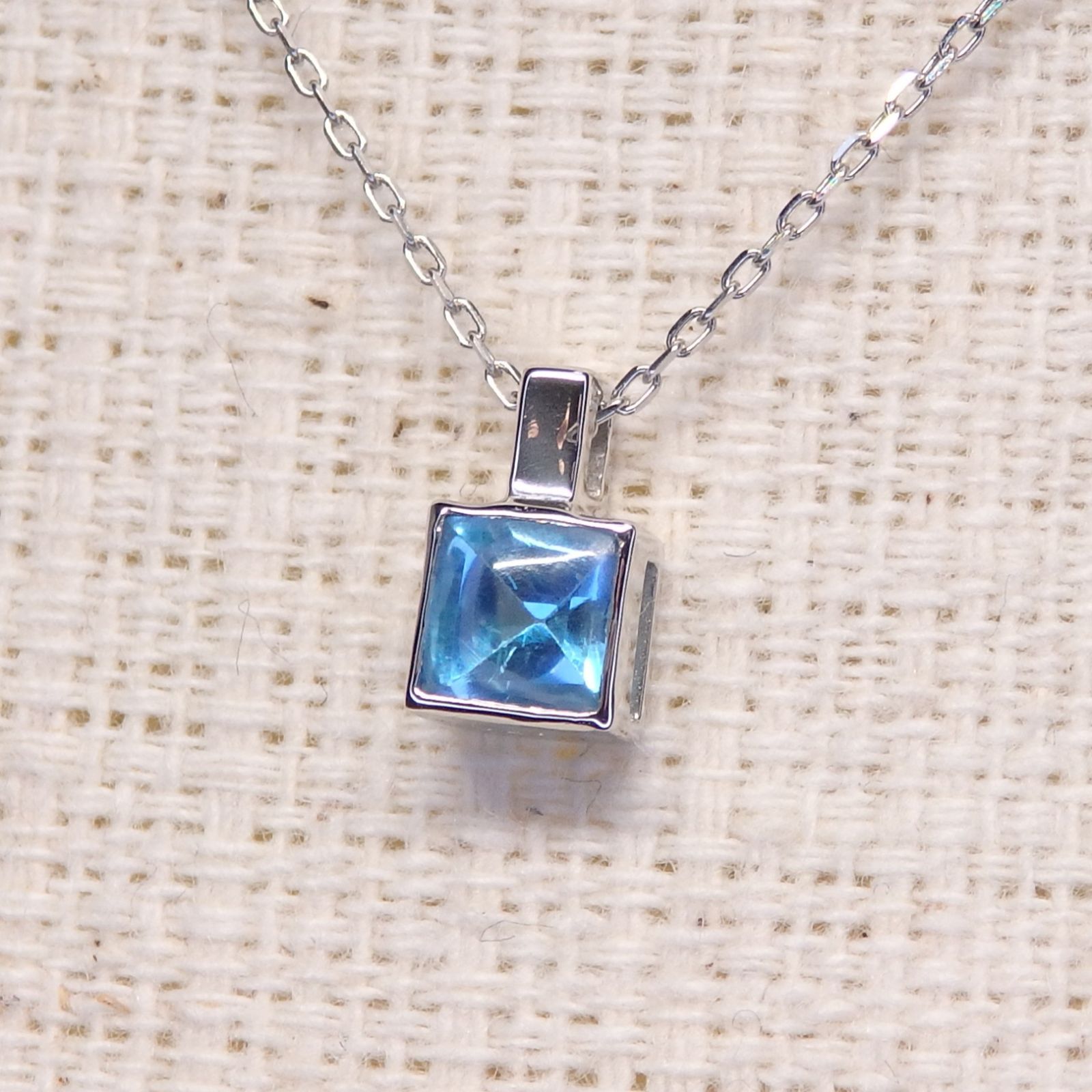 ブルートパーズ チェーン付 Z5083 0.27ct プラチナPt 角 バフトップカット