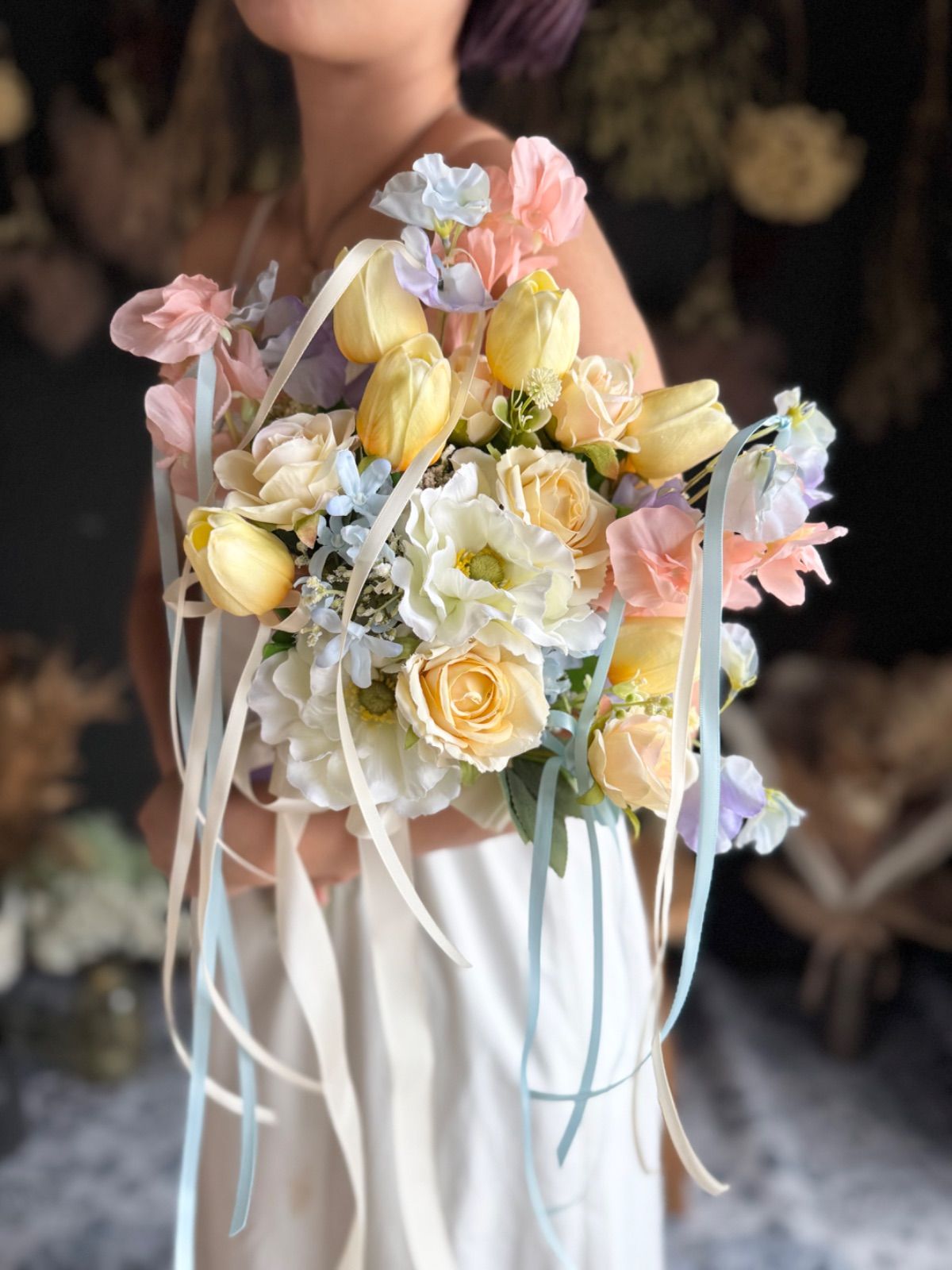 白アネモネ×サーモンピンク×水色クラッチブーケ ブートニア