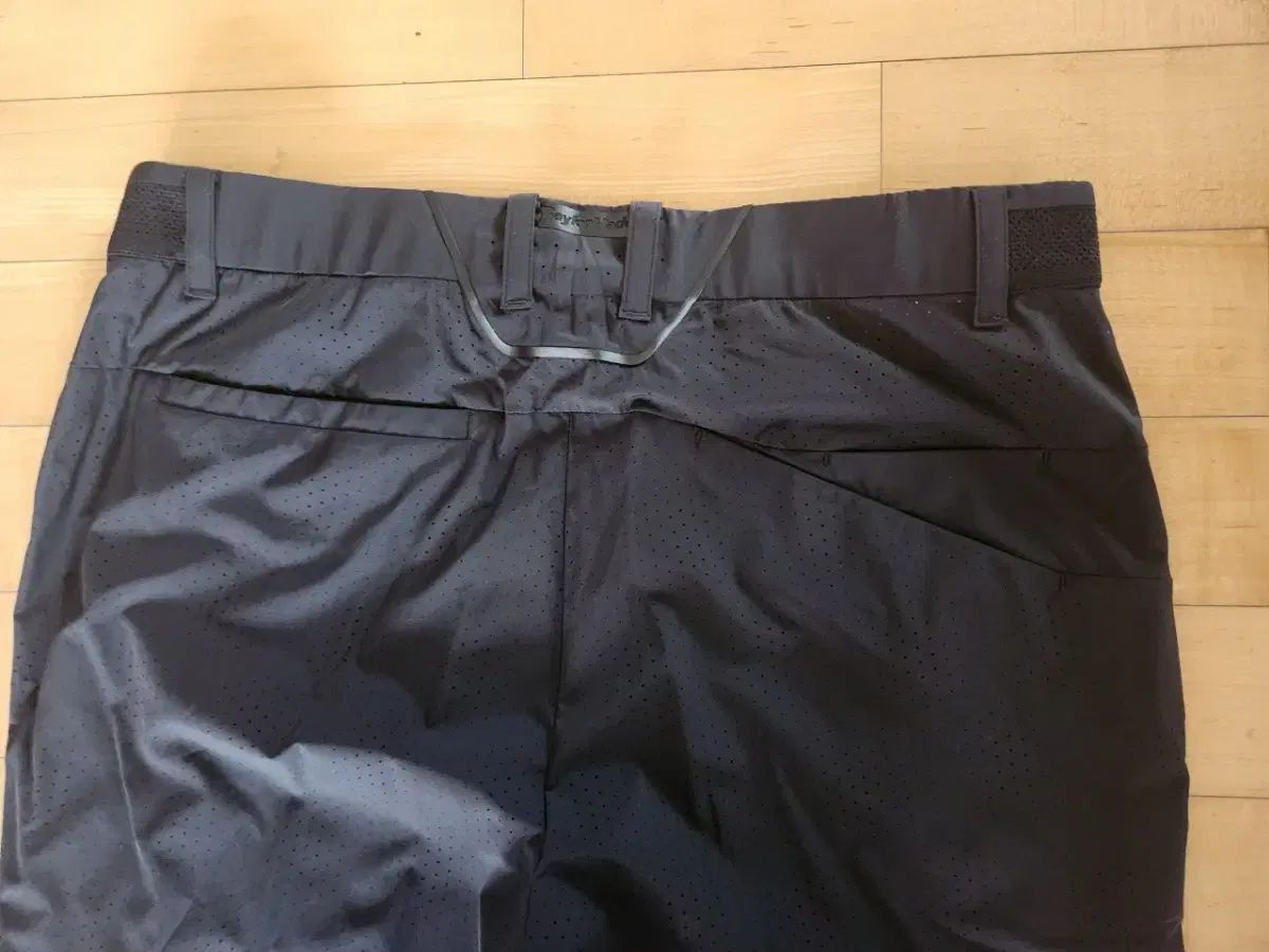 パンチングパンツ