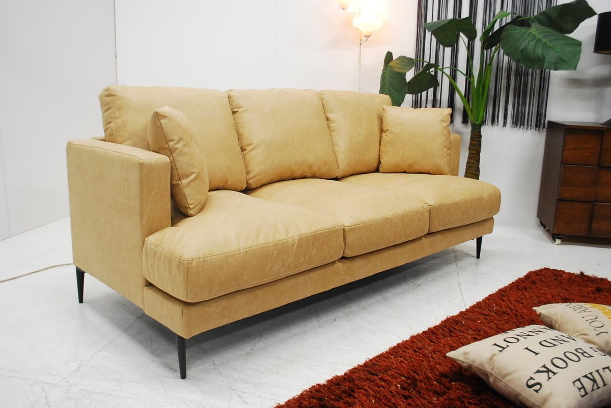 落ち着きのあるモダントリプルソファー 寛ぎの空間を演出します