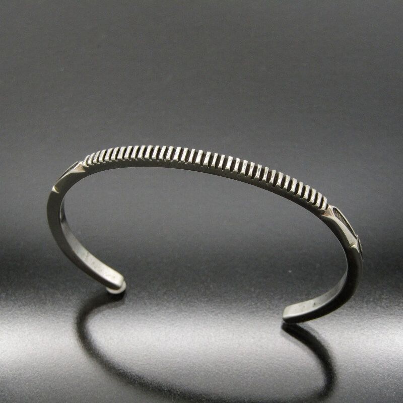 ナバホ　ジェニファーカーティス　バングル ナバホトップアーティスト＜Jennifer Curtis/ジェニファー